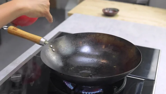 Add a little oil to the wok. Add dong noodles and stir-fry gently, using a ‘tummy and head’ motion to prevent breakage.