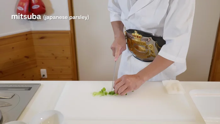 Prepare vegetables: Slice onion, prepare mitsuba, and thinly slice the white part of negi.
