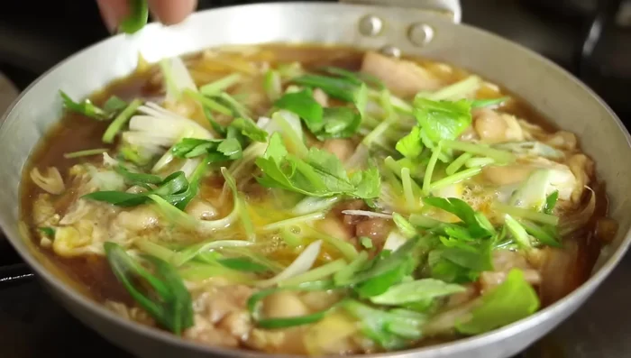 Sprinkle with cut mid-super herbs (optional).