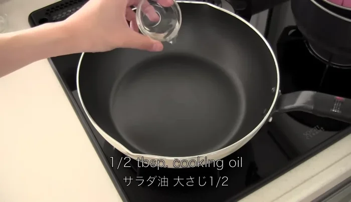 Heat 1/2 tablespoon of cooking oil in a frying pan. Spread the egg mixture and make a thin omelet.