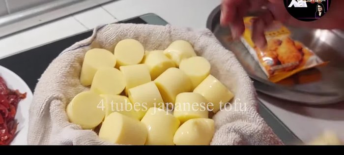 Cut the Japanese tofu into four pieces and drain well to remove excess water.