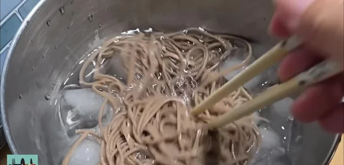 Serve the chilled soba noodles on a bamboo mat (optional). Place a small bowl of tsuyu (dipping sauce) alongside.