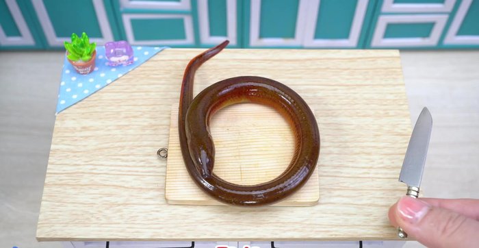 Prepare the eel.