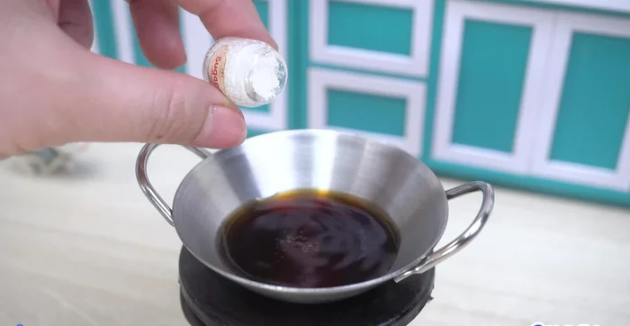 Prepare the eel sauce (soy sauce, cooking wine, sugar, black pepper).