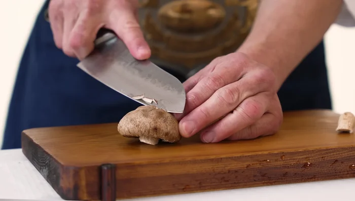 Prepare vegetables: Cut shiitake mushrooms into star shapes. Slice eggplant into a fan shape. Peel and thinly slice carrots and onions.
