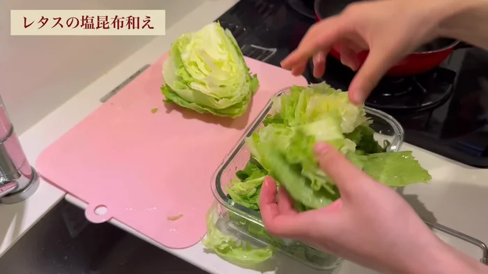 Prepare lettuce, sesame seeds, sesame oil, noodle sauce, ponzu sauce, and sugar. Mix and it's done.