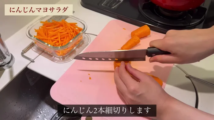 Make mayonnaise salad: Thinly slice 2 garlic pods, wrap for 2 minutes, drain water, then mix with mayonnaise, minced meat, sugar, and sesame seeds.