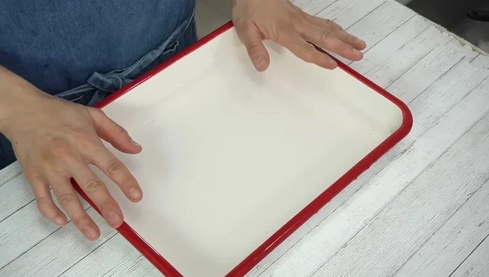 Prepare a tray with cold water (not ice water).