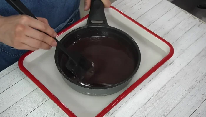 Pour the mixture into the cold water and let it cool for 3 minutes to prevent layering during setting.