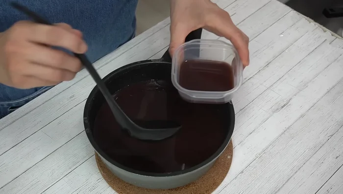 Quickly pour the mixture into Tupperware containers.