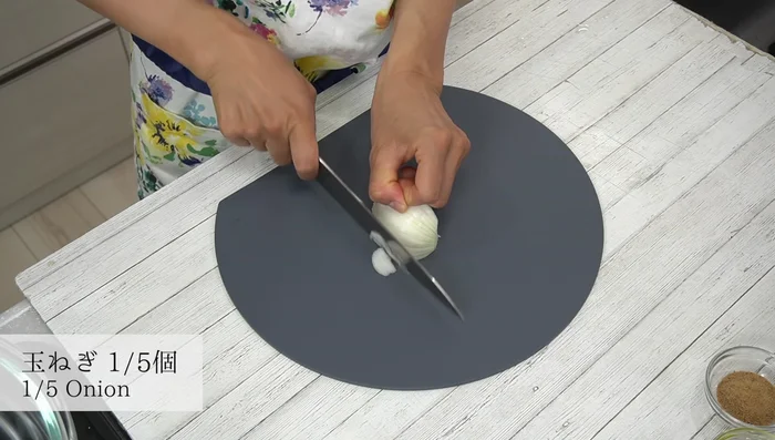 Thinly slice the onion.