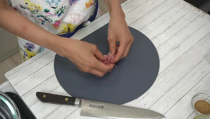 Cut bacon into 1cm pieces and loosen with your hands.