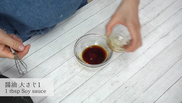 Mix soy sauce, sake, mirin, and sugar for the sauce.
