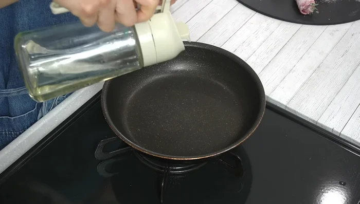 Heat salad oil in a frying pan over medium heat.