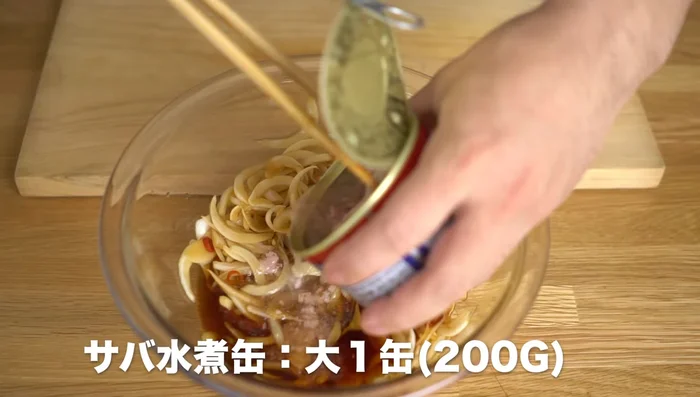 Add the boiled mackerel to the onion marinade. Add the mackerel juice from the can as well.