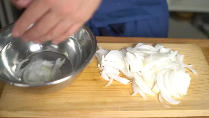 Chop the onions thinly. Wash quickly to remove tangles (if using regular onions, soak thoroughly in water).