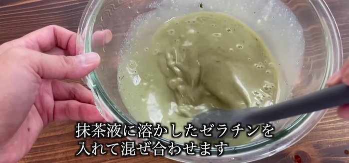 Add the dissolved gelatin to the warm matcha liquid and mix well.