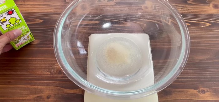 Mix 5g of gelatin with 50g of soy milk. Let it sit to soften.