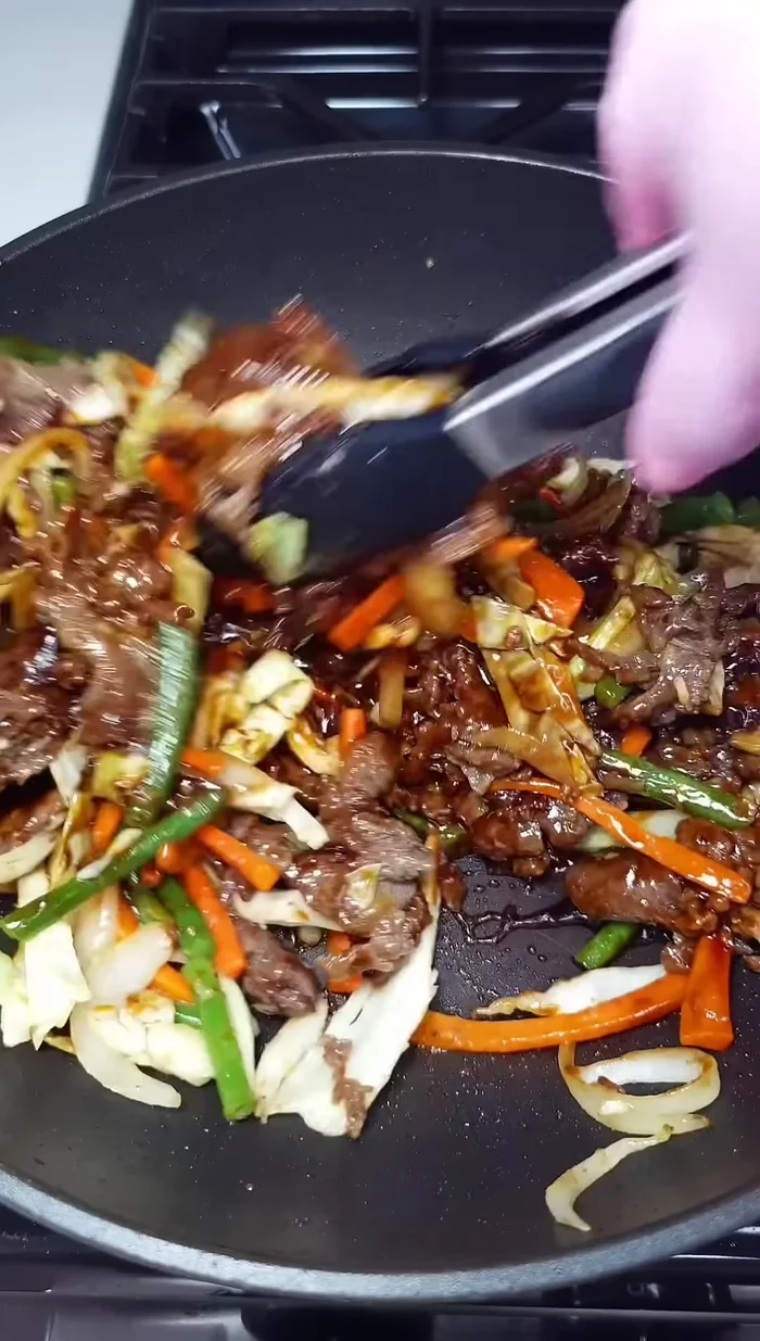 Add the cooked chow mein noodles and toss well to combine. (Start: 100.079)