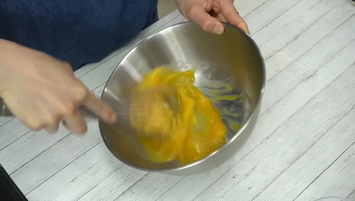 Crack eggs into a bowl, whisk, add sugar and mix immediately. Add melted butter and mix thoroughly.