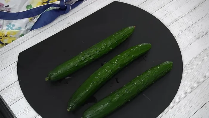 Prepare the cucumbers: Rub the cucumber surface to make it smooth. Wash and thoroughly dry the cucumber.