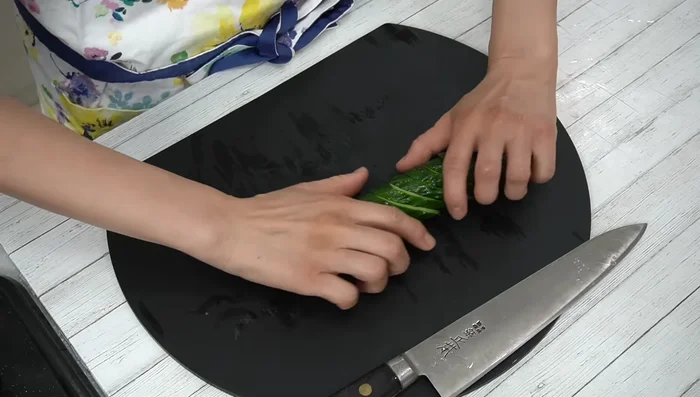 Cut the cucumber diagonally into roughly 1cm wide pieces.