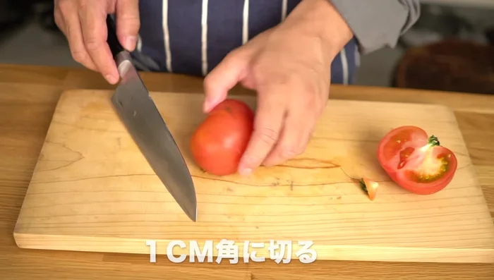 While the noodles cook, prepare the sauce. Cut the tomatoes into small 1cm cubes, removing the skin to prevent it from being bothersome when eating.