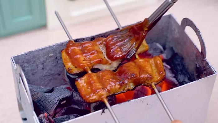 Spread barbecue sauce on the grilled eel.