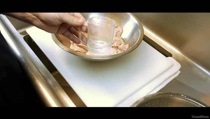 Place the liver in a bowl, add sake (50ml), and mix gently to coat, marinating for about 5 minutes. This helps reduce the smell.