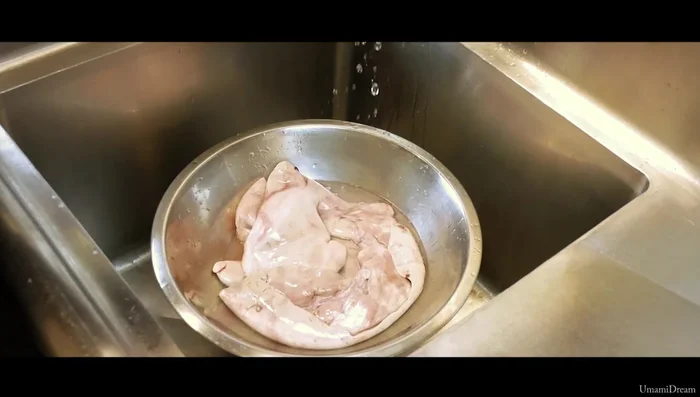 Lightly wash the monkfish liver under running water, changing the water a few times until it runs clear.