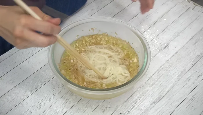 Add the cooked somen noodles to the green onion sauce and mix gently.