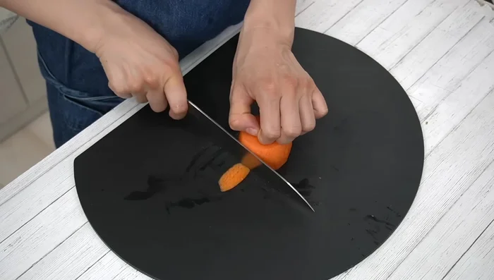 Prepare Ninsan Namul: Peel and thinly slice garlic. Heat sesame oil in a frying pan, add garlic, then sugar and spicy chicken soup base. Stir-fry until softened. Remove and let cool.