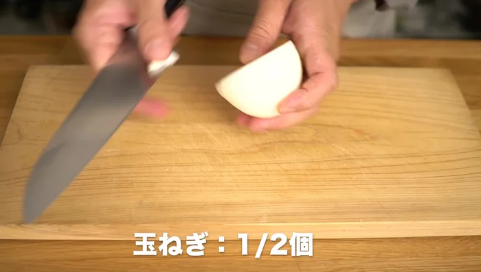 Remove the onion roots and cut into 1.5cm thick pieces, then into skewers.