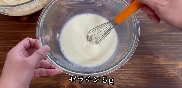 Add gelatin (5g) to the warm soy milk and mix well until dissolved. Ensure the soy milk is warm enough for the gelatin to dissolve completely.