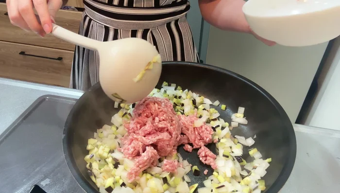 Add minced pork and fry until fully cooked.