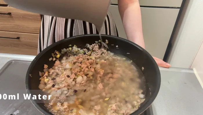 Add 500ml of water, soy sauce (1 teaspoon), and 2-3 curry cubes (adjust to taste).