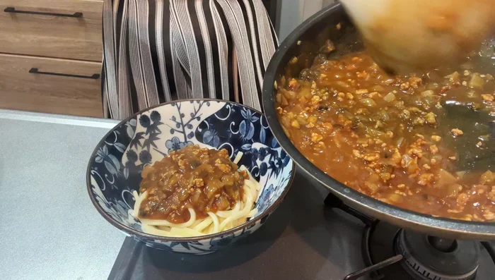 Pour the soup over the cooked udon noodles in bowls.