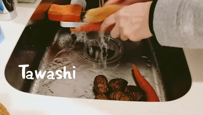 Wash vegetables thoroughly (optional: using a Tara-she). Peel Satsumaimo if needed.
