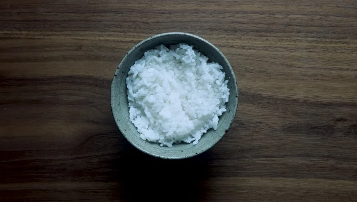 Divide cooked rice into bowls. Sprinkle with sesame seeds.