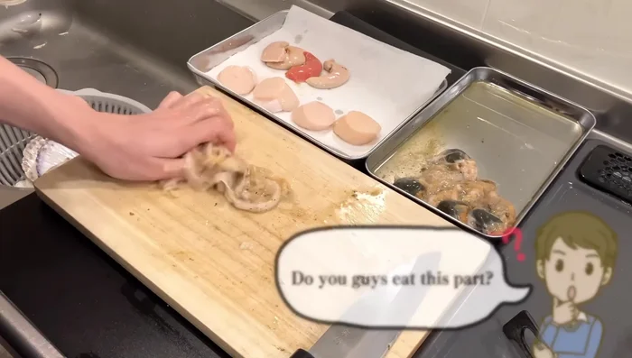 Rub the slimier reproductive parts (kaiimo) with salt to remove slime, then scrape off any remaining residue and rinse.