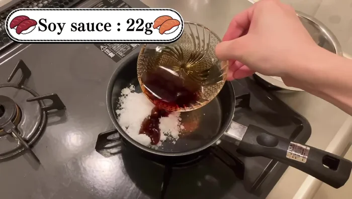 Prepare the broth: Combine sugar, soy sauce, water, and sake in a pot. Dissolve the sugar and bring to a boil. Turn off the heat and pour into a bowl.
