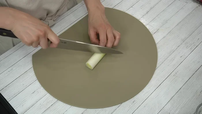 Finely chop green onions, peel and cut ginger into pieces, and halve garlic lengthwise, removing the sprouts.