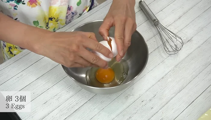 Crack eggs into a bowl, whisk with optional salt and pepper, then add chopped green onions and mix well.