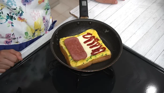 Lightly fry the bottom, then fold the toast in half and press lightly. Flip and cook until browned on both sides.