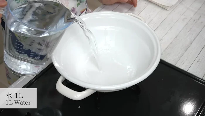 Bring water to a boil in a large pot. (245.599)