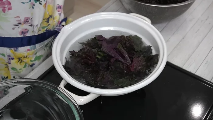 Add shiso leaves to the boiling water. Carefully avoid burns. (255.519)