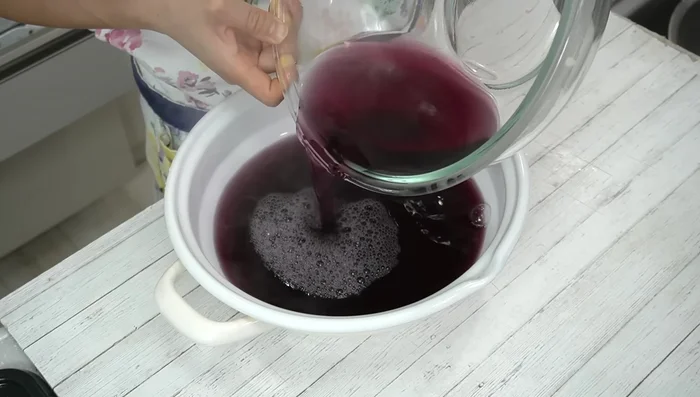 Return the shiso liquid to the pot. Bring back to a boil. (355.6)