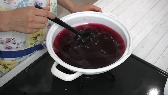 Heat gently until the surface of the pot is bubbling, to remove the sharpness of the vinegar. (435.52)