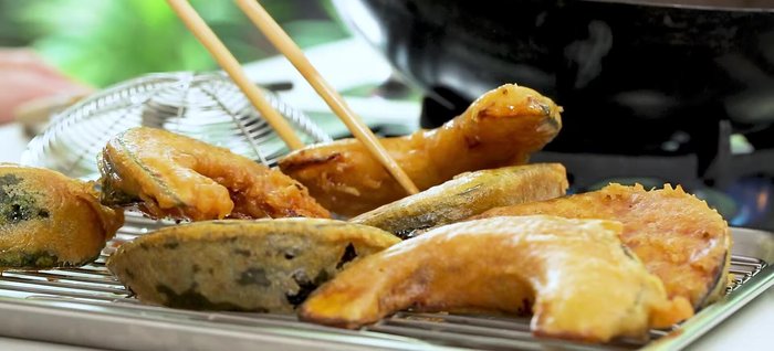 Dip the fried pumpkin slices into the dough and fry until golden brown.