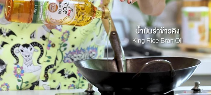 Start by frying the pumpkin. Warm up the oil using King rice bran oil for frying.
